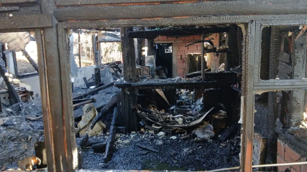 Las llamas consumieron todo a su paso en vivienda del oeste de Bariloche 