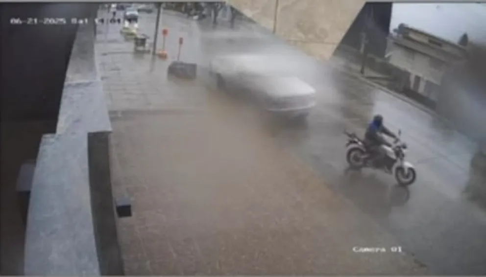 Totalmente impune, robo la moto y se fue manejando por el centro