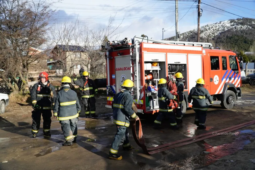 Aproximadamente 15 bomberos voluntarios acudieron a la emergencia. Fotos de Facundo Pardo.