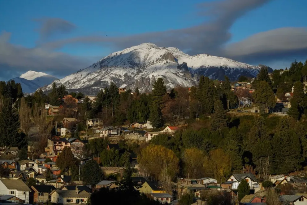La nieve ya pinta de blanco las montañas que rodean a la ciudad. Foto de Facundo Pardo.