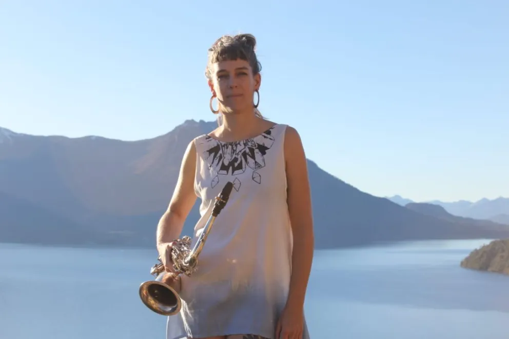 Moira compone e interpreta saxo y clarinete.