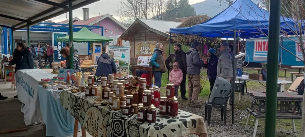 INTA El Bolsón llega de forma directa a 1200 familias rurales a las que se brinda asistencia técnica. En la imagen el "feriazo de la jornada". Foto: gentileza