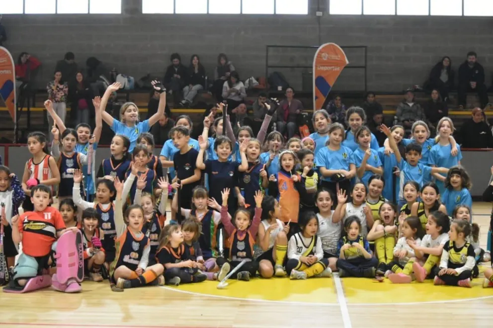 Una fiesta deportiva con las categorías de mini hockey (Fotos Subsecretaría de Deportes de Bariloche).