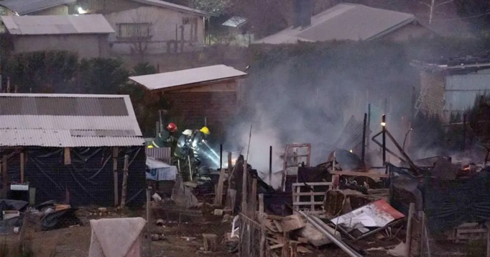 El fuego consumió 5 viviendas. Foto de Facundo Pardo.