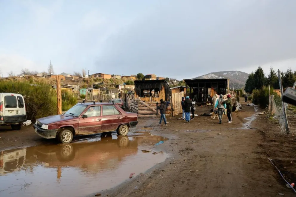 Cortes anunció que consutirán las viviendas destruidas por el fuego (foto: Eugenia Neme) 