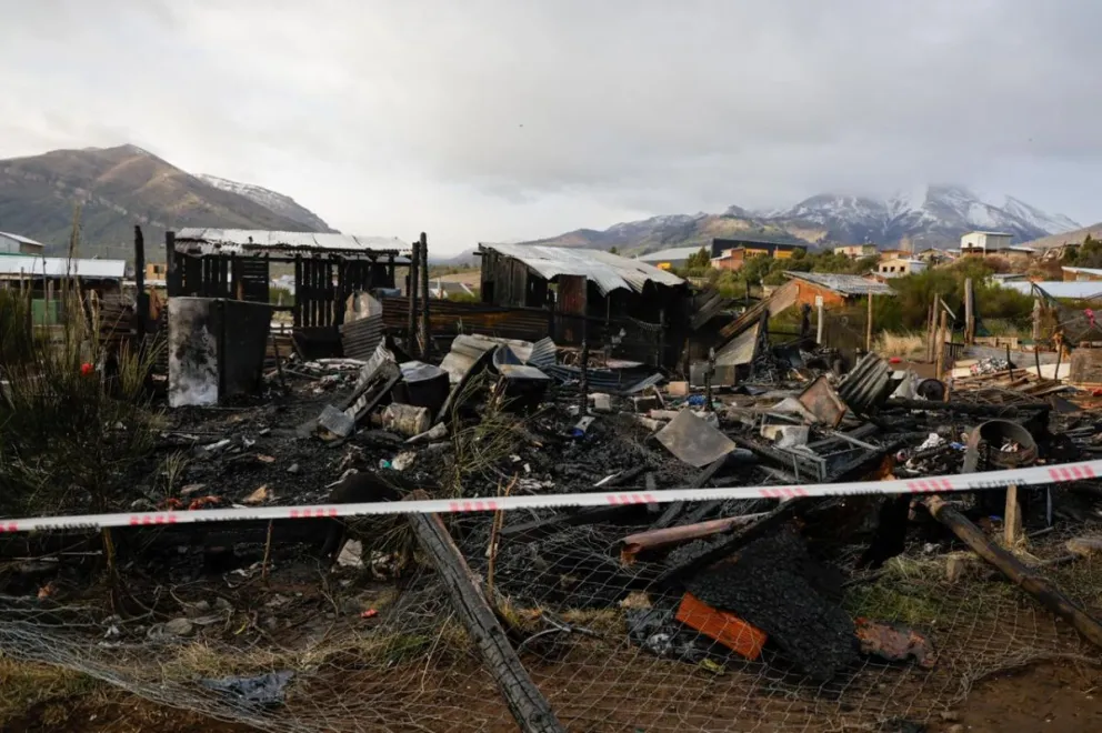 Comienzan las gestiones para construir las casas luego del trágico incendio en el Dos de Abril (fotos: Eugenia Neme) 