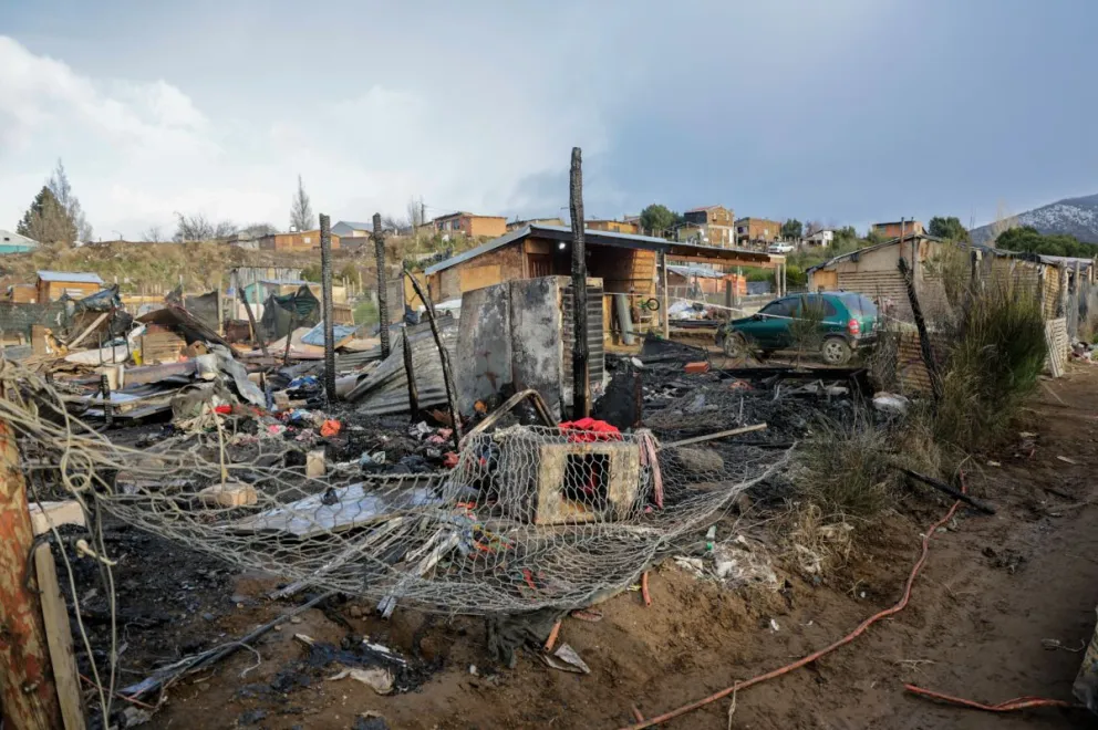 Así quedaron las casas de tres familias barilochenses / Fotos Euge Neme 