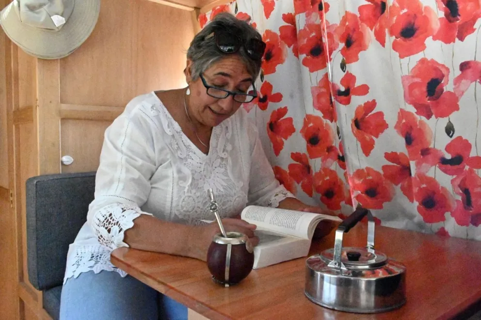 Cuando no escribe, la autora lee. Foto: Alfredo Leiva (gentileza Mónica de Torres Curth).