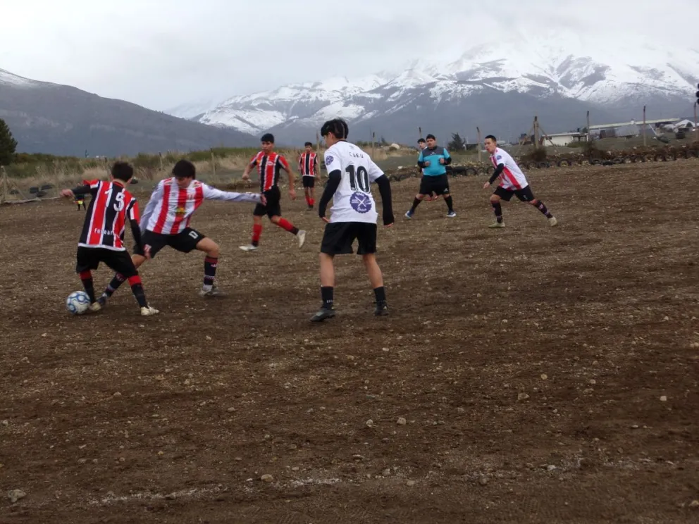 CAB vs Estudiantes Unidos un par de semanas atrás en la cancha de Güemes. Foto: Fútbol Andino.