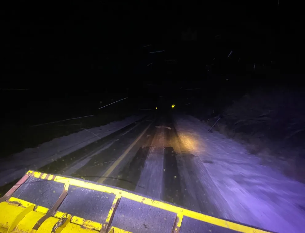 Ahora: así se encuentra la Ruta 40 sur, tramo el Bolsón- Bariloche. Se esperan temperaturas mínimas de -10º en la región. Foto: gentileza