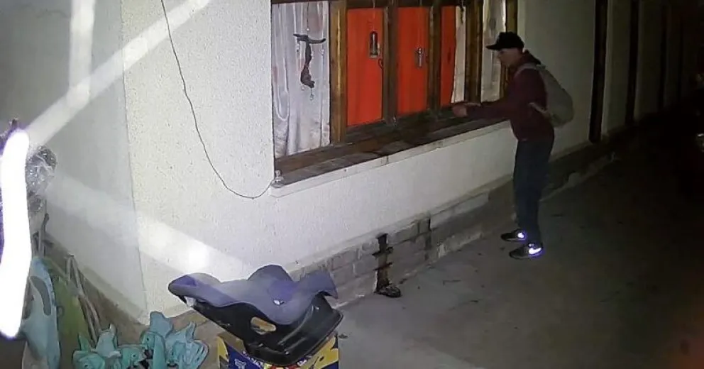 El hecho quedó registrado en las cámaras de seguridad.