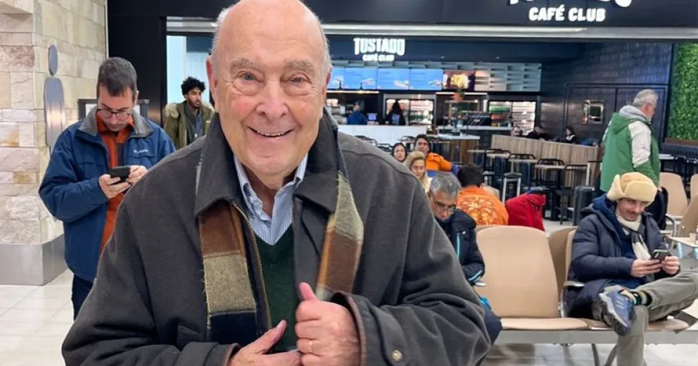 El ministro minutos después de bajar del avión. Foto: gentileza