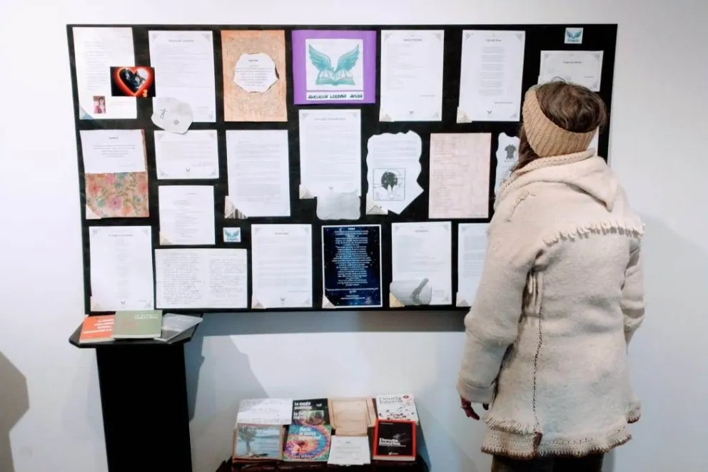 Una cartelera refleja, en la sala Panozzi del Centro Administrativo, expresiones literarias de los miembros de ALA (fotos gentileza).