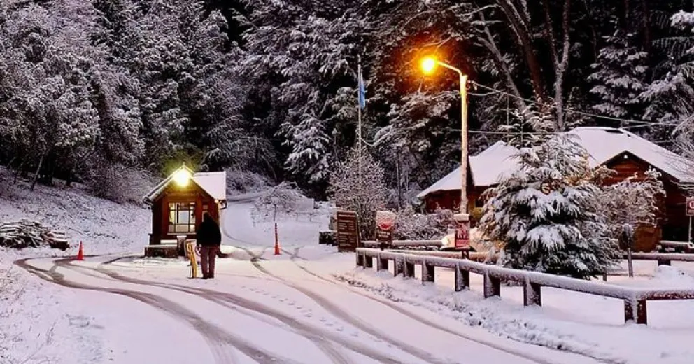 En Pampa Linda la acumulación de nieve supera los 20 centímetros.