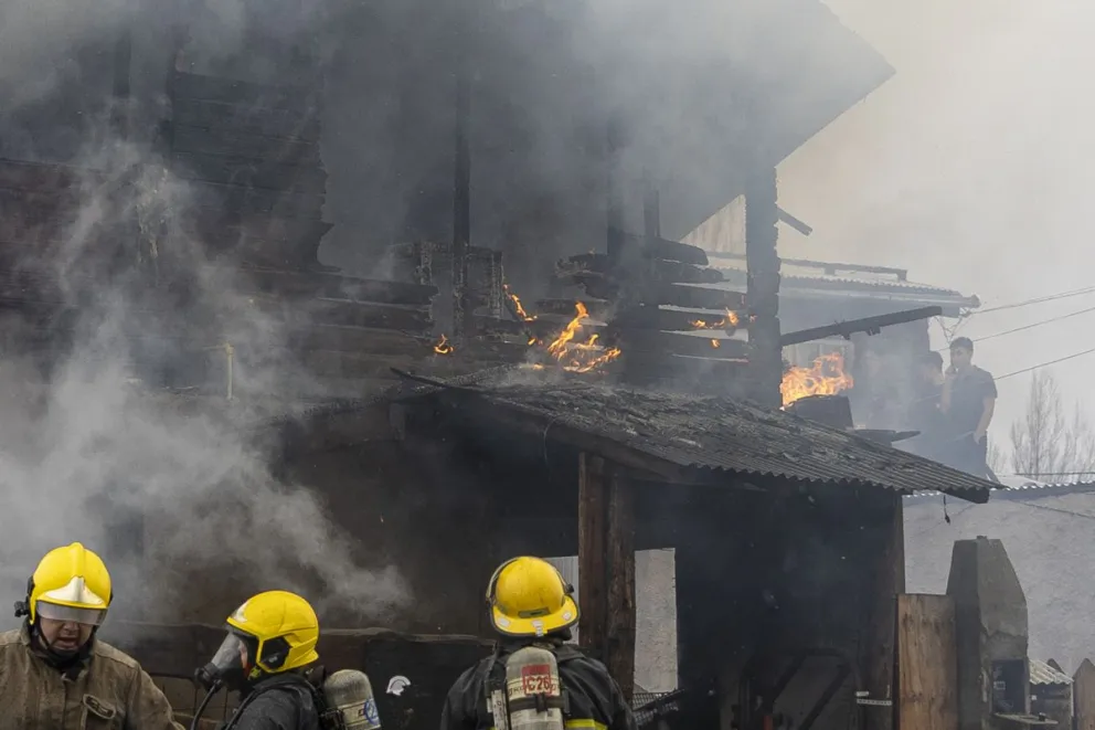 Dantesco incendio de vivienda en barrio Malvinas (fotos: Eugenia Neme) 