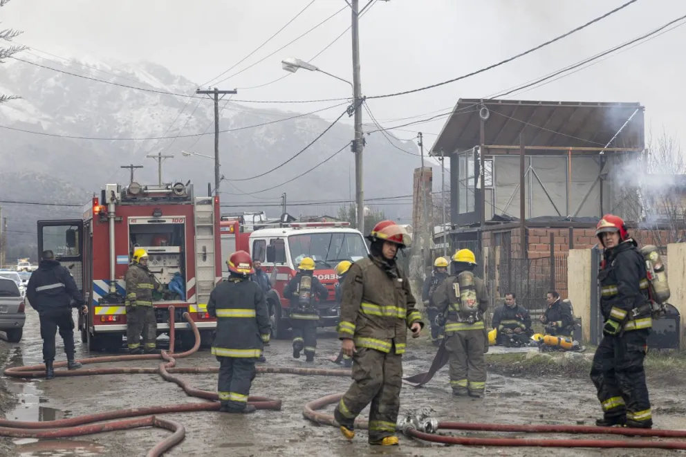 En un año, Bomberos Voluntarios de Bariloche acudieron a más de 330 incendios en la ciudad, Foto: Euge Neme (archivo)
