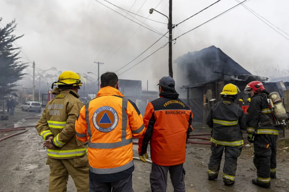 Semana de arduo trabajo para personal de Protección Civil, Bomberos y Policías de Bariloche (foto: Eugenia Neme) 