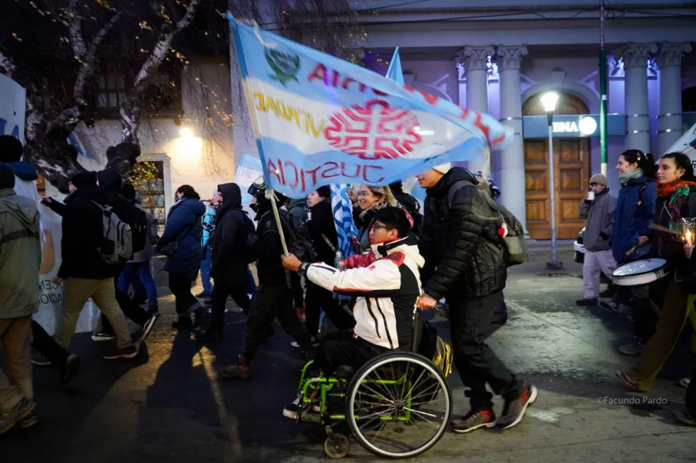 El frío no impidió que la gente saliera a la calle (fotos: Facundo Pardo).