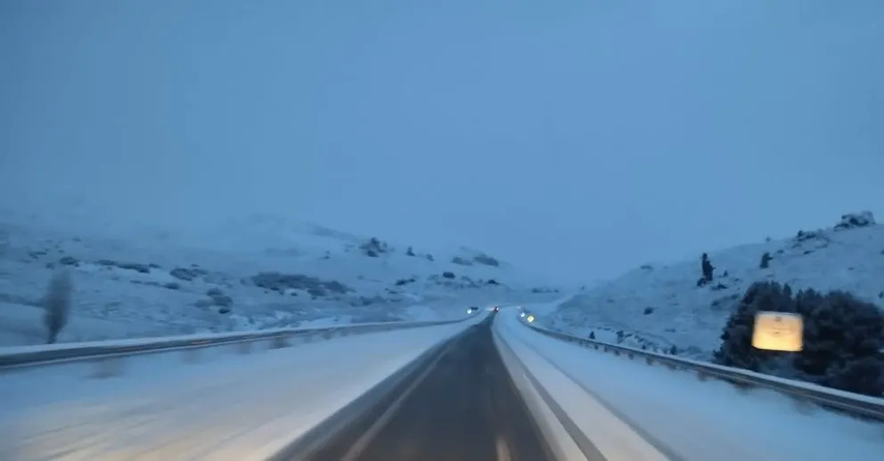Piden precaución para transitar por la Ruta 23, presencia de nieve en calzada y banquinas (foto: Ruta 23)