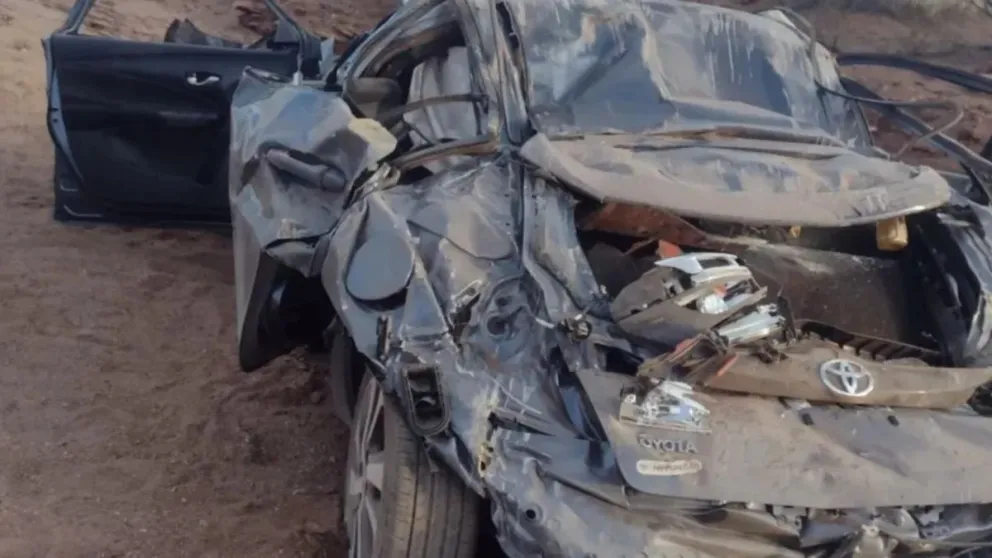 El marido de la mujer viajaba en otro vehículo y presenció el vuelco de la camioneta que manejaba su mujer 