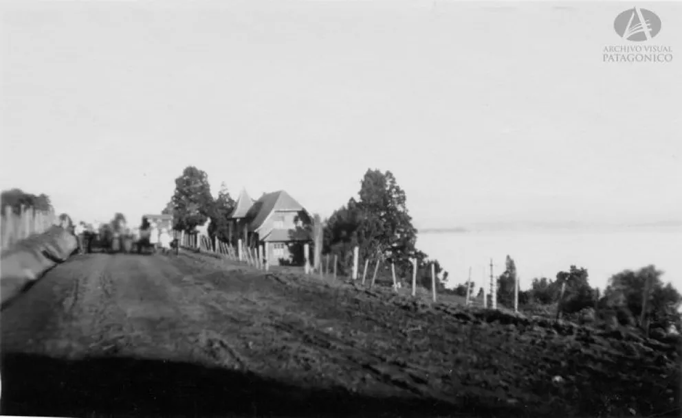 La actual avenida Bustillo y un hotel cerca de la fecha en que llegaron las películas a Bariloche. Archivo Visual Patagónico.