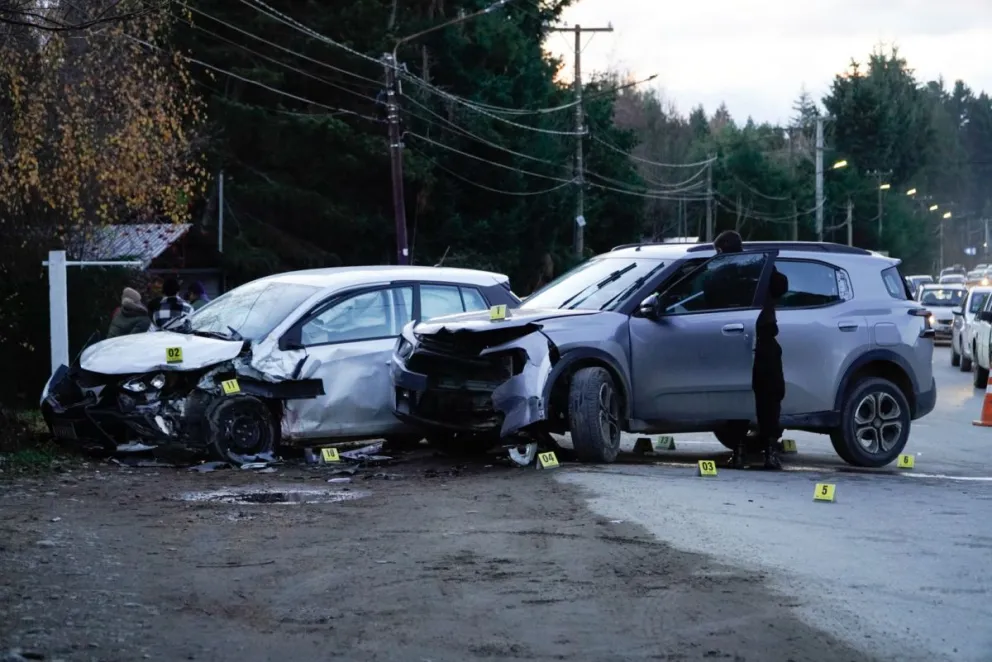 Según informaron testigos a El Cordillerano, un conductor dio positivo en el test de alcoholemia (fotos: Facundo Pardo) 