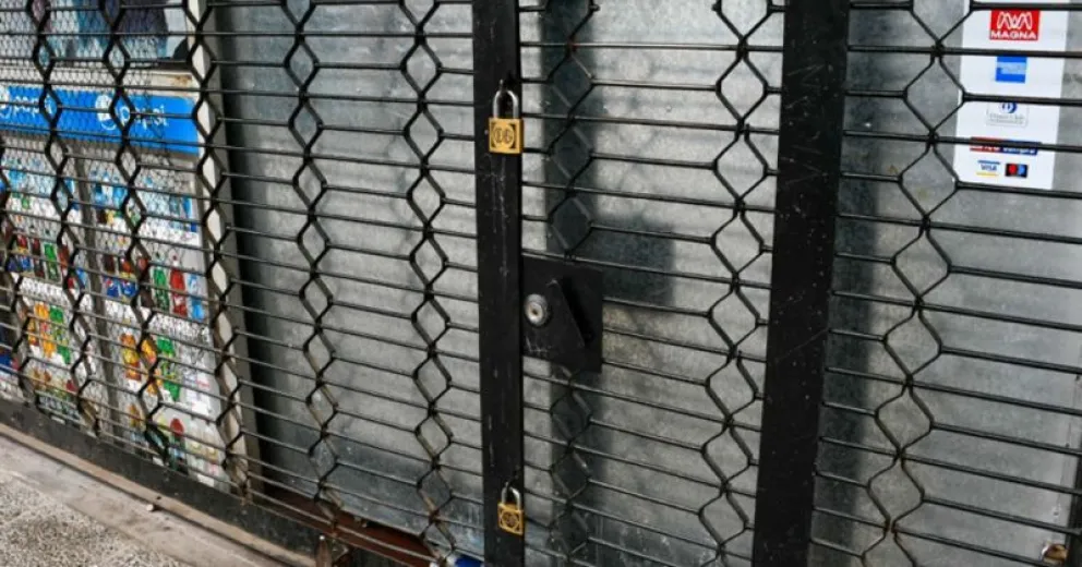 No todos los  centros comerciales o strip centers estarán con atención al público. 