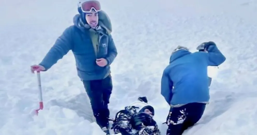 Según relataron integrantes del grupo de rescate, las víctimas permanecieron casi una hora atrapadas bajo la nieve.