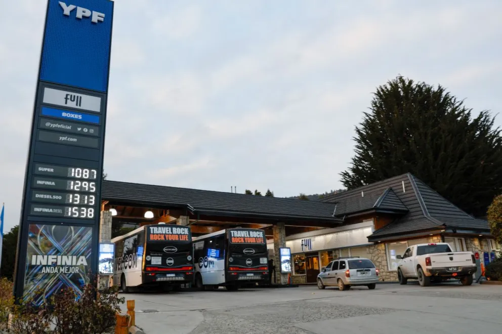 El incremento comenzó a tener vigencia desde la medianoche en las estaciones de YPF. Foto Euge Neme 