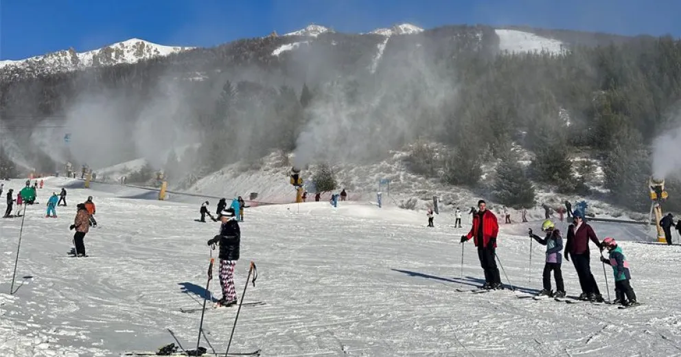 En casos de emergencias en el centro invernal, deben comunicarse con el teléfono +54 294 4409040.