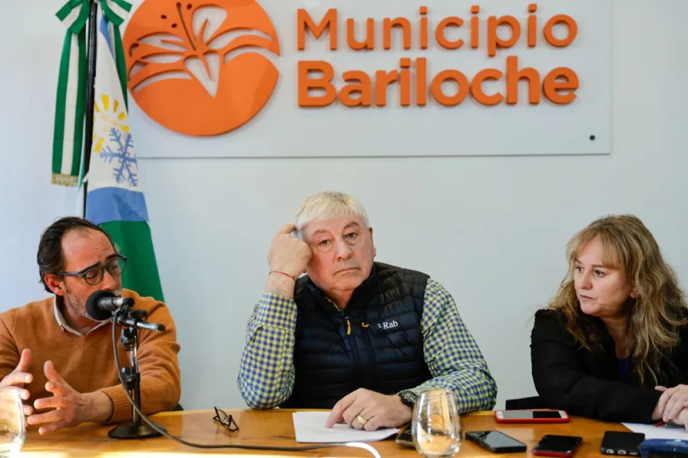 El momento de la presentación del referéndum en plena conferencia de prensa / Foto Euge Neme 
