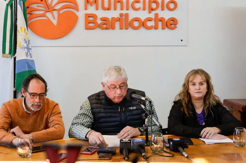 Los tres representantes en la conferencia de prensa de anuncio del referéndum / Foto Euge Neme 