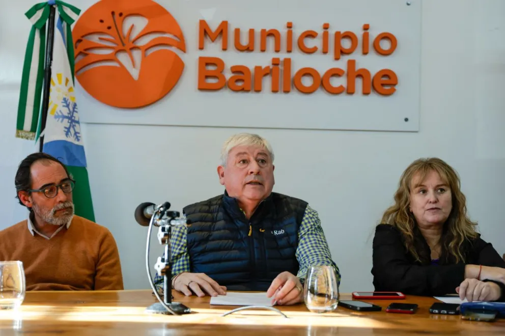 Walter Cortés junto a la asesora legal, Karina Sánchez y el Tribunal de Contralor, Estanislao Cazaux / Fotos Euge Neme 