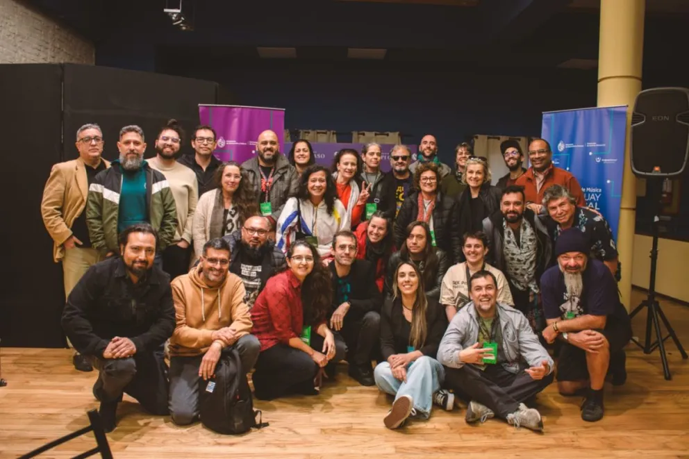 Instancia similar con Uruguay en 2025. En la fila inferior con camisa roja, Paola Vázquez, de Sea Producción y Gestión.