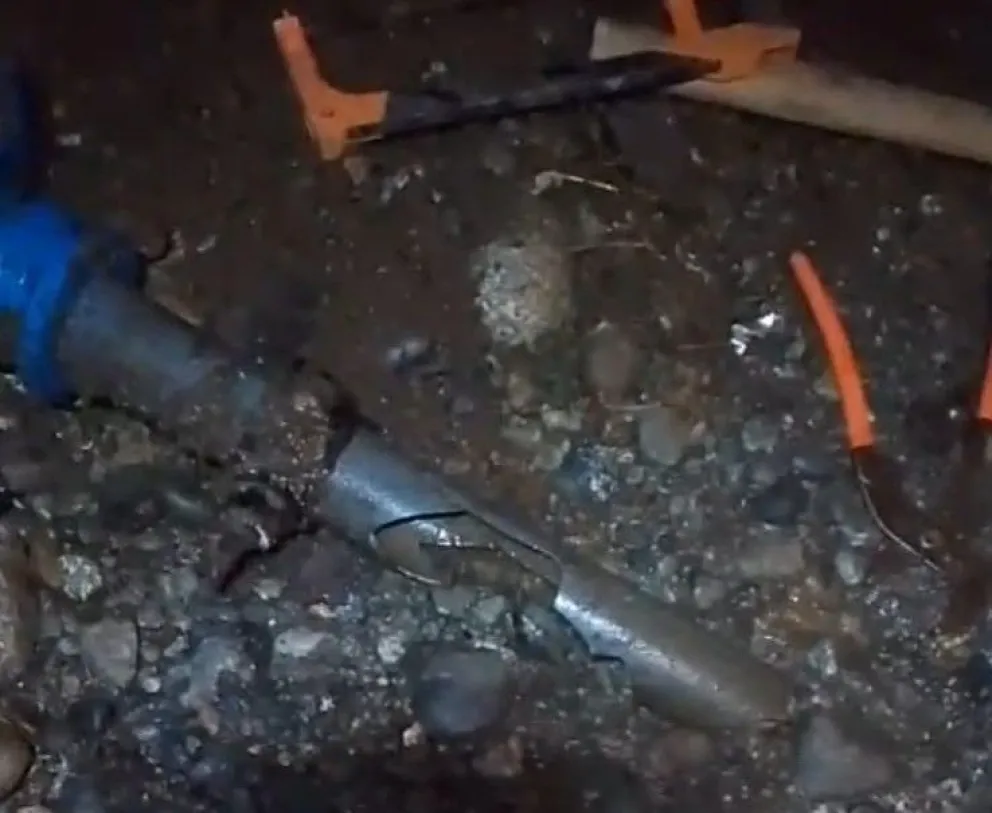 El caño que provocó problemas del servicio esencial en distintos barrios del alto. 