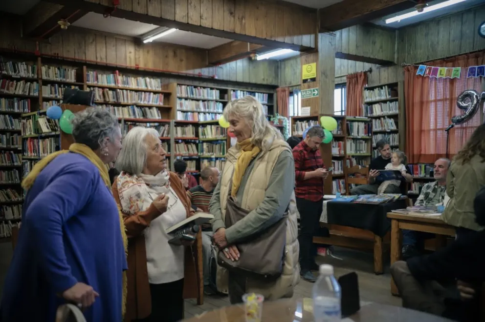 La última edición de la Feria del Libro de Autores Barilochenses en la Biblioteca Popular Sarmiento. Foto: Verónica Manzanares.