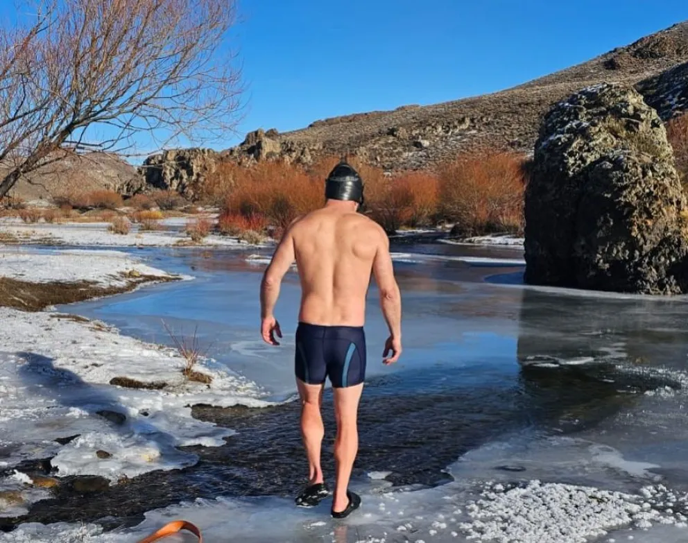 Facundo a punto de sumergirse en las congeladas aguas del Pichi Leufú 