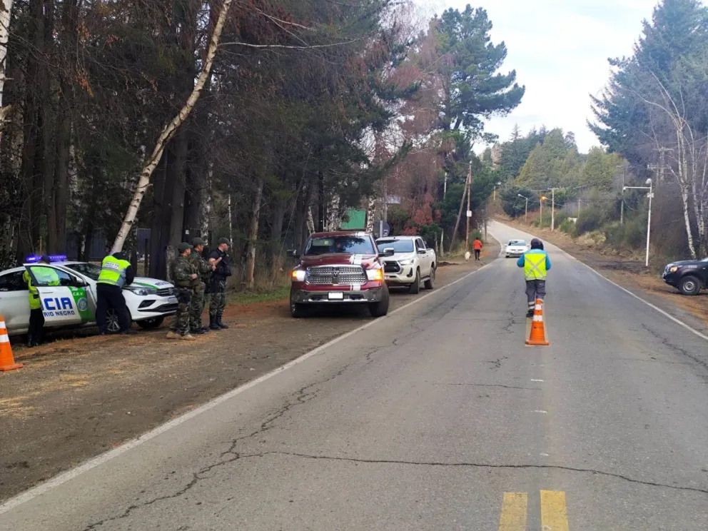 La tarea de fiscalización se realizó en la intersección de la ruta provincial 77 y calle Choique, en Circuito Chico. Foto: gentileza