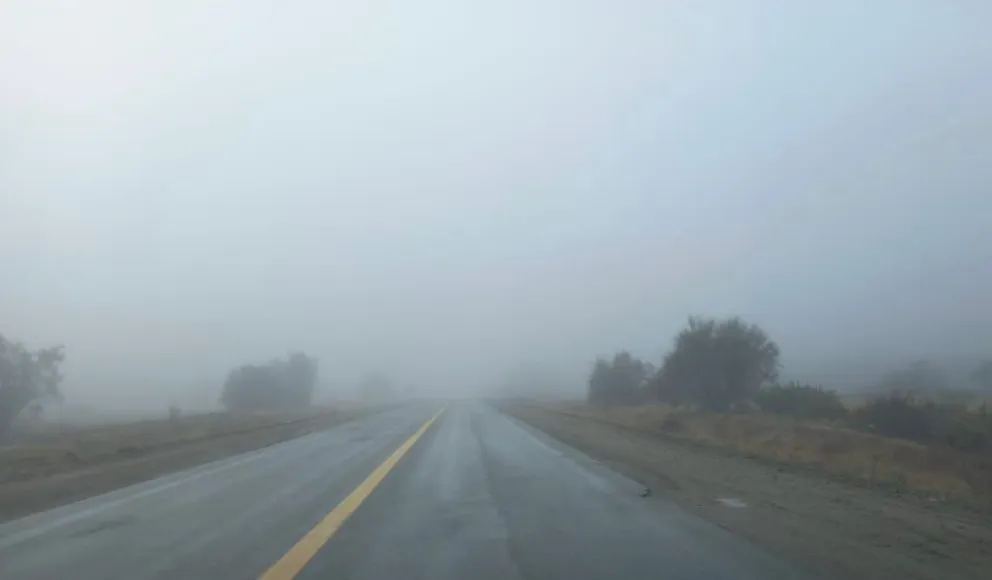 Transitar con luces y a baja velocidad. 