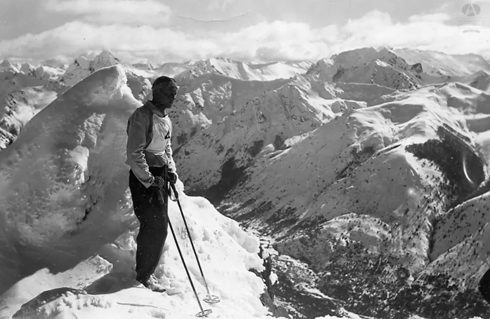 Esquiador en uno de los filos del Catedral. Colección Lamuniere en Archivo Visual Patagónico.