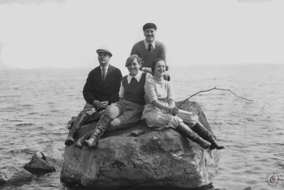 Turistas en el Nahuel Huapi (1936). "Caras y caretas". Archivo General de la Nación.