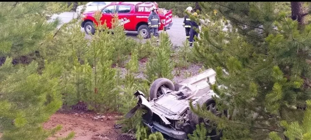 Aparatoso vuelco en Ruta 40 sur (foto: InfoChucao)