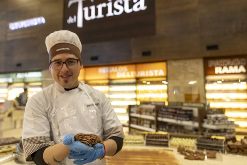 Matías, Maestro chocolatero. recibió a Merentiel en la mesada DelTurista (foto: Eugenia Neme)
