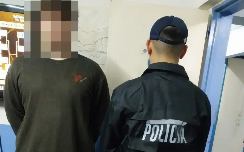 El momento de la detención por personal policial. 