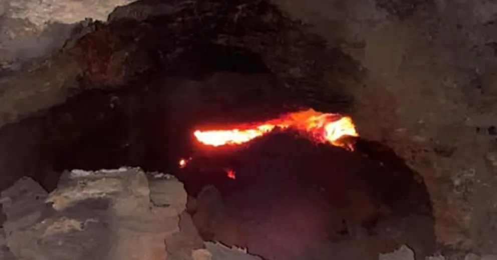 Afloró un yacimiento de carbón en la ladera cortada por el río.