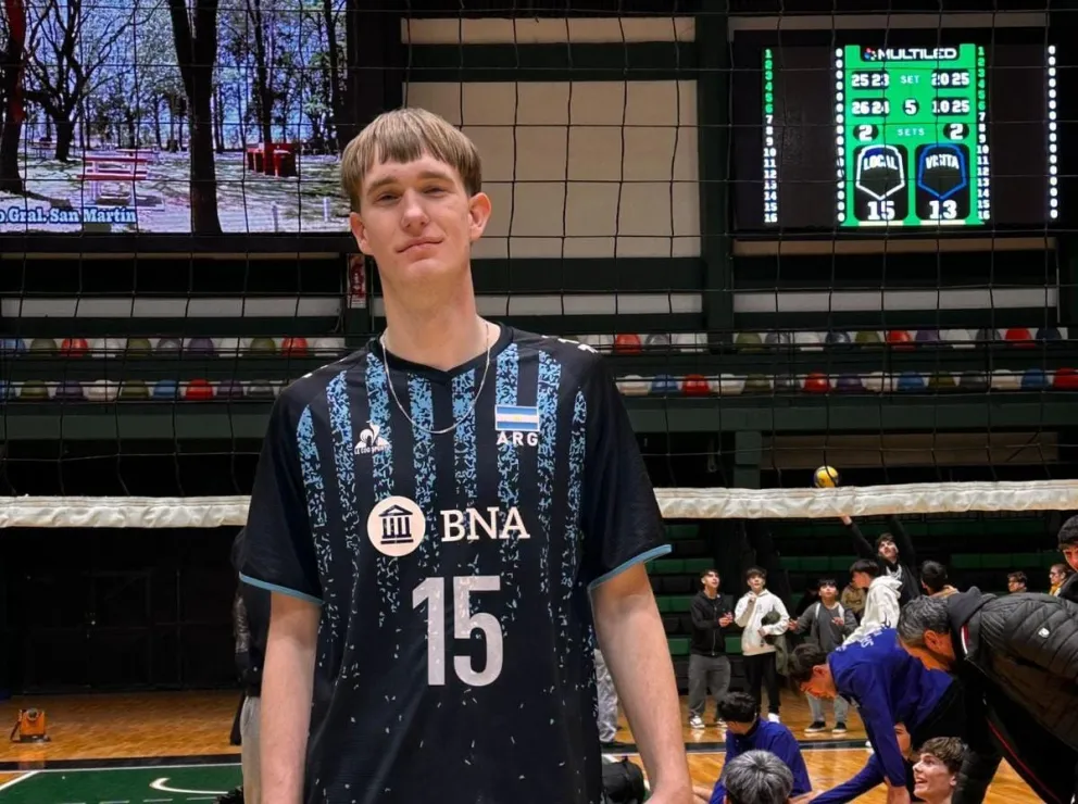 El central barilochense representará al país en el mundial de vóley U-19 (Fotos gentileza).