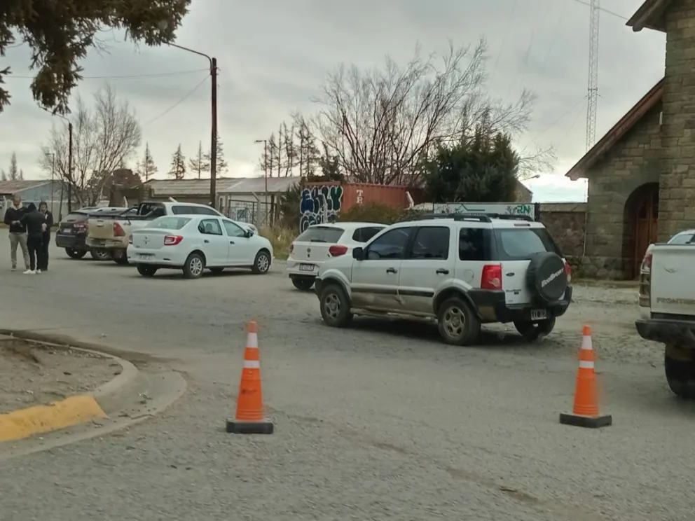 A plena luz del día, intentaban robar pertenencias de vehículos estacionados cerca de la terminal y la estación de tren.