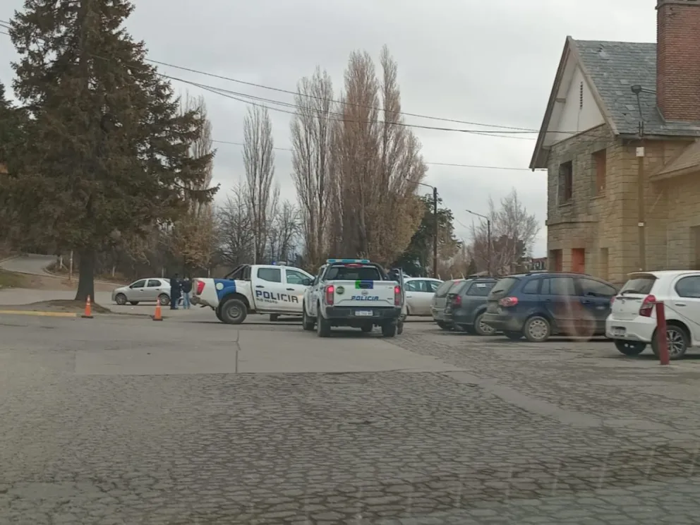 No es la primera vez que pintan con aerosol la estación o vagones del Tren patagónico.