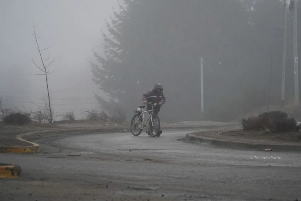 El paisaje continúa oculto entre las nubes. Fotos de Facundo Pardo.