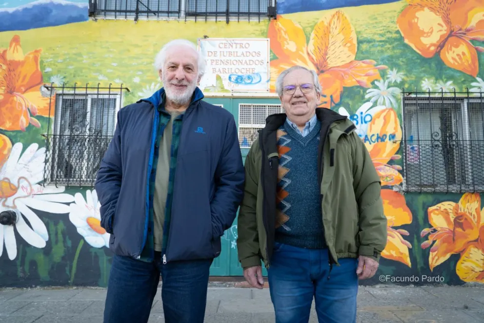 El presidente y el tesorero del Centro de Jubilados y Pensionados Bariloche, Ricardo Kramm y Juan Carlos Nizovoy, en el frente de la institución (fotos: Facundo Pardo).